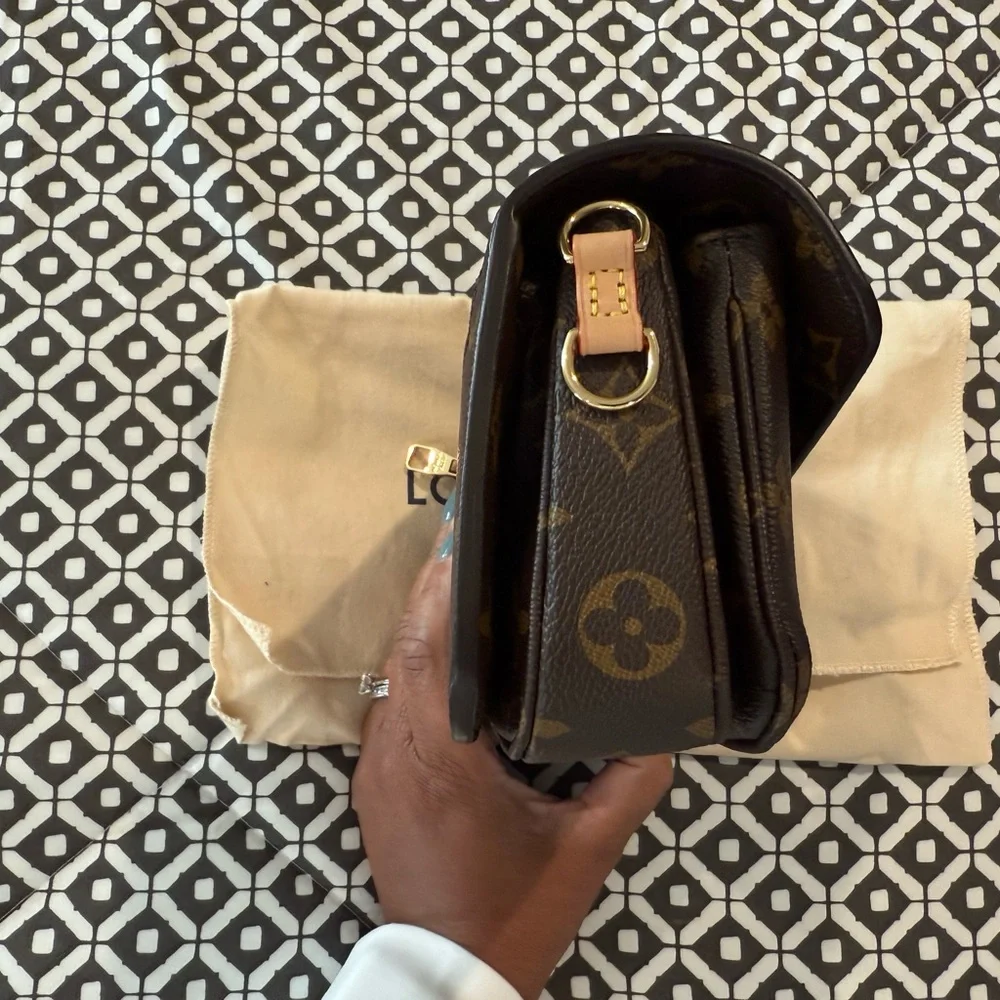 Louis Vuitton Pochette Métis East West in Monogram - Picture 7 of 13